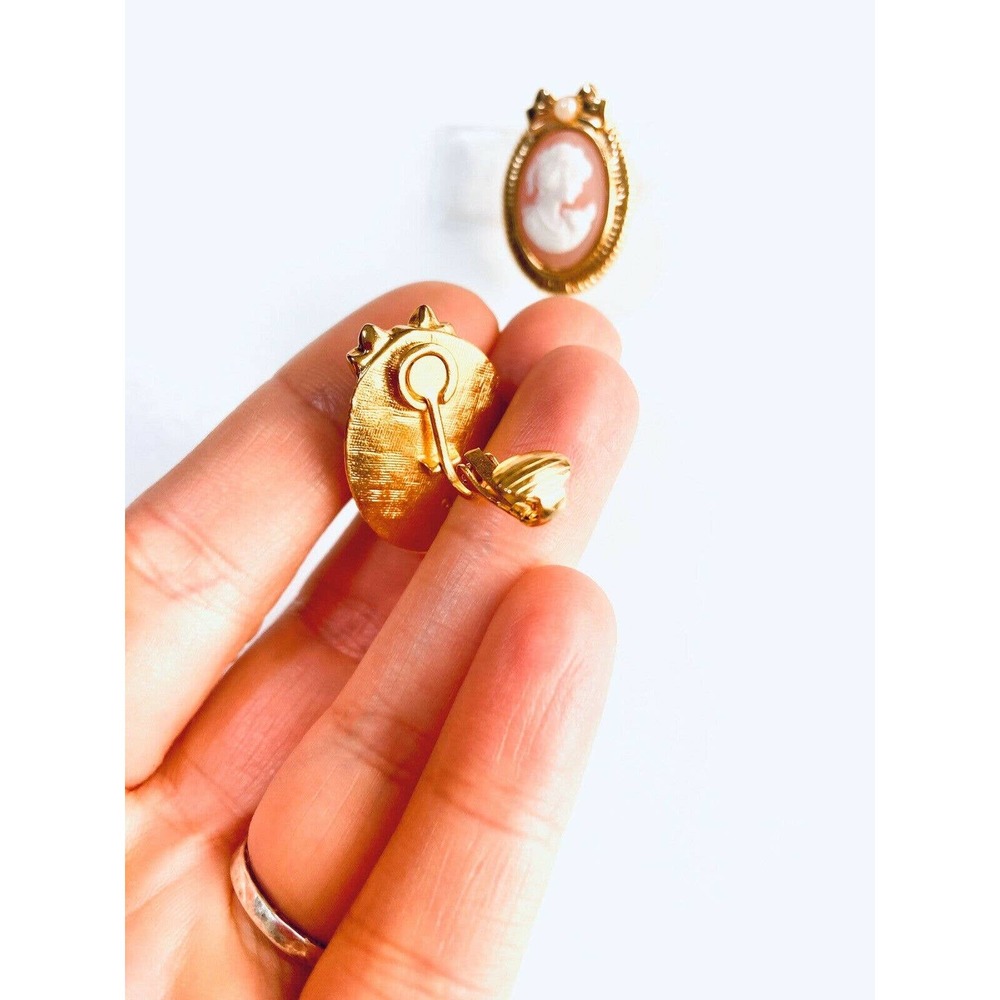 VTG Gold Pearl Cameo Clip On Earrings - Picture 4 of 5